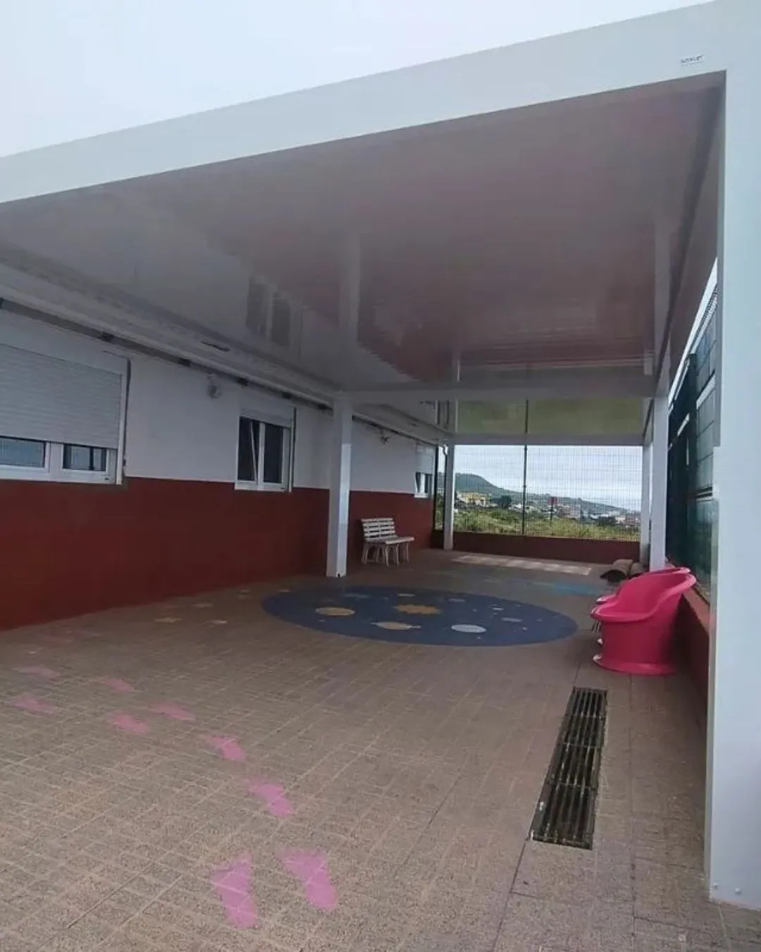 Pérgola Bioclimática P-190 instalada en centro escolar Pérgola Bioclimática P-190 instalada en centro escolar