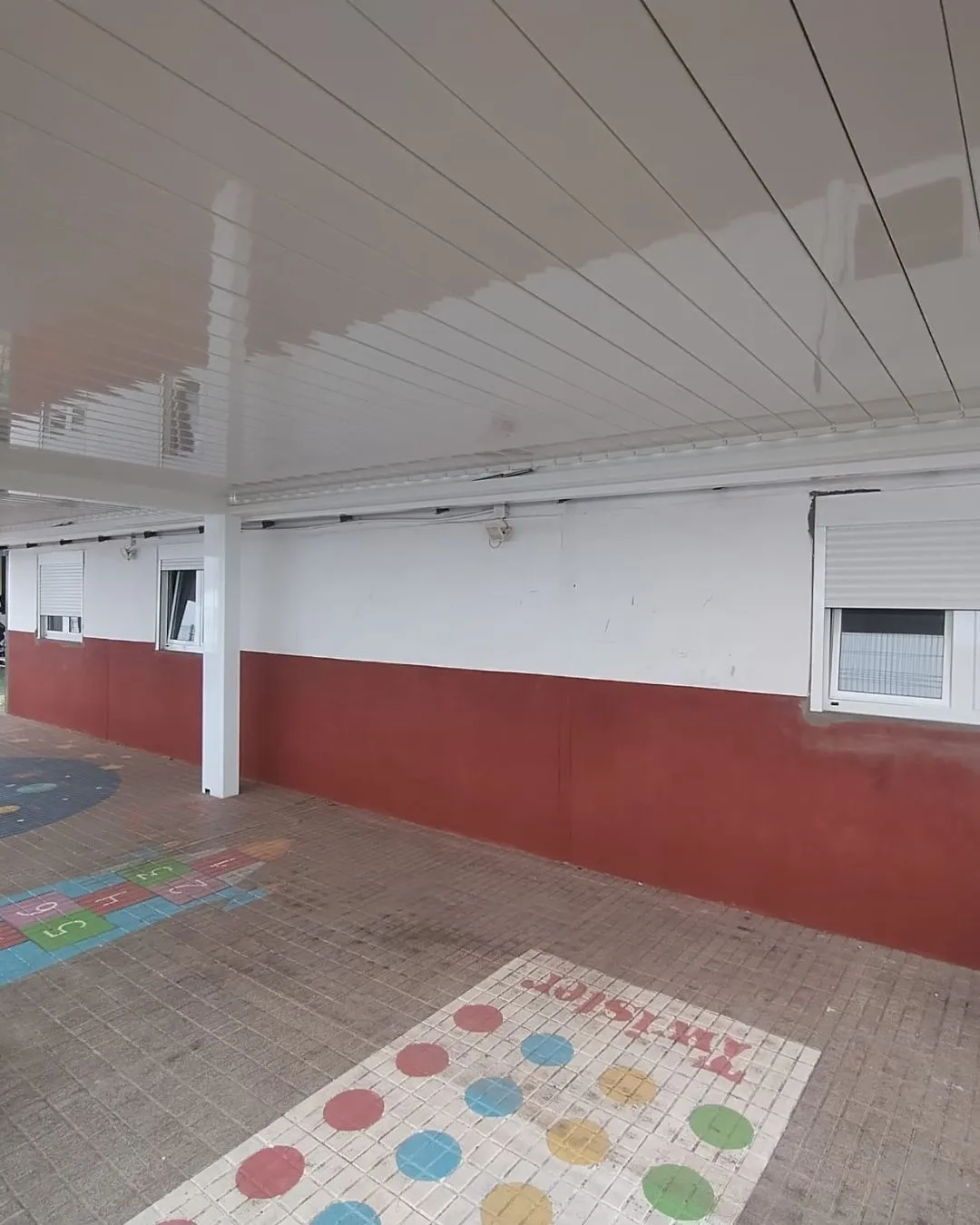 Pérgola Bioclimática P-190 instalada en centro escolar Pérgola Bioclimática P-190 instalada en centro escolar