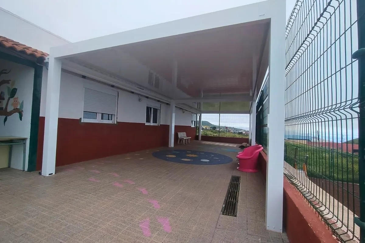 Pérgola Bioclimática P-190 instalada en centro escolar