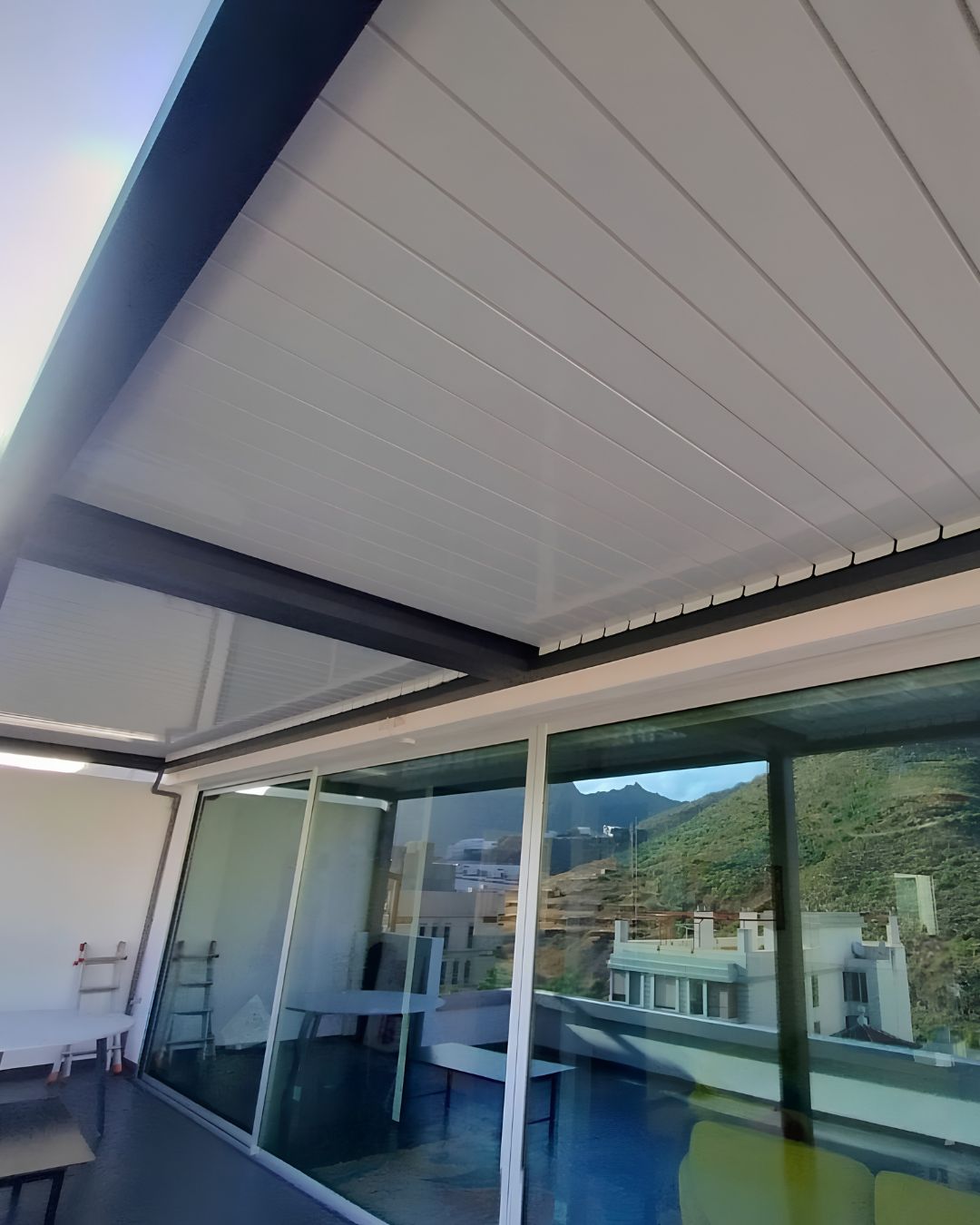 Pérgola Bioclimática P-150 Bicolor en Santa Cruz de Tenerife Pérgola Bioclimática P-150 Bicolor en Santa Cruz de Tenerife