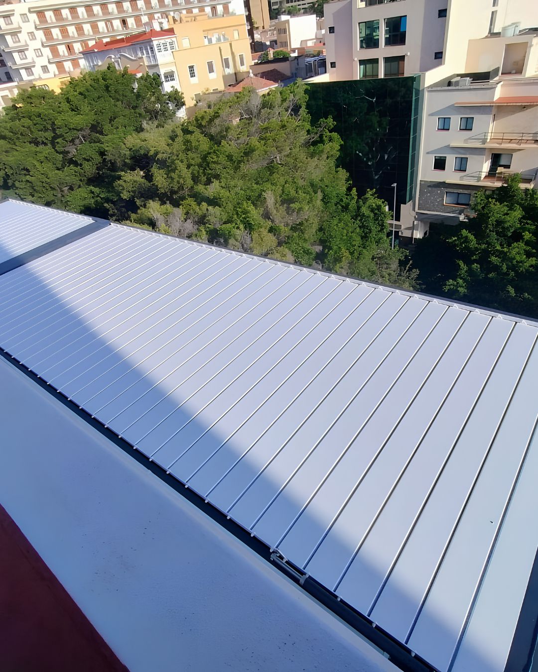 Pérgola Bioclimática P-150 Bicolor en Santa Cruz de Tenerife