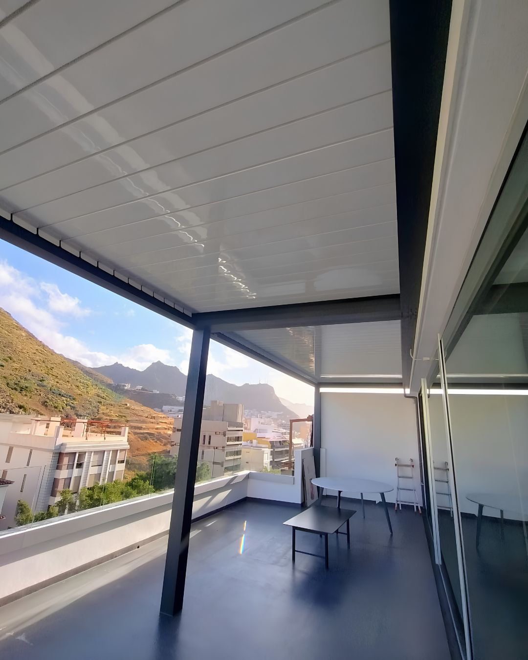 Pérgola Bioclimática P-150 Bicolor en Santa Cruz de Tenerife Pérgola Bioclimática P-150 Bicolor en Santa Cruz de Tenerife