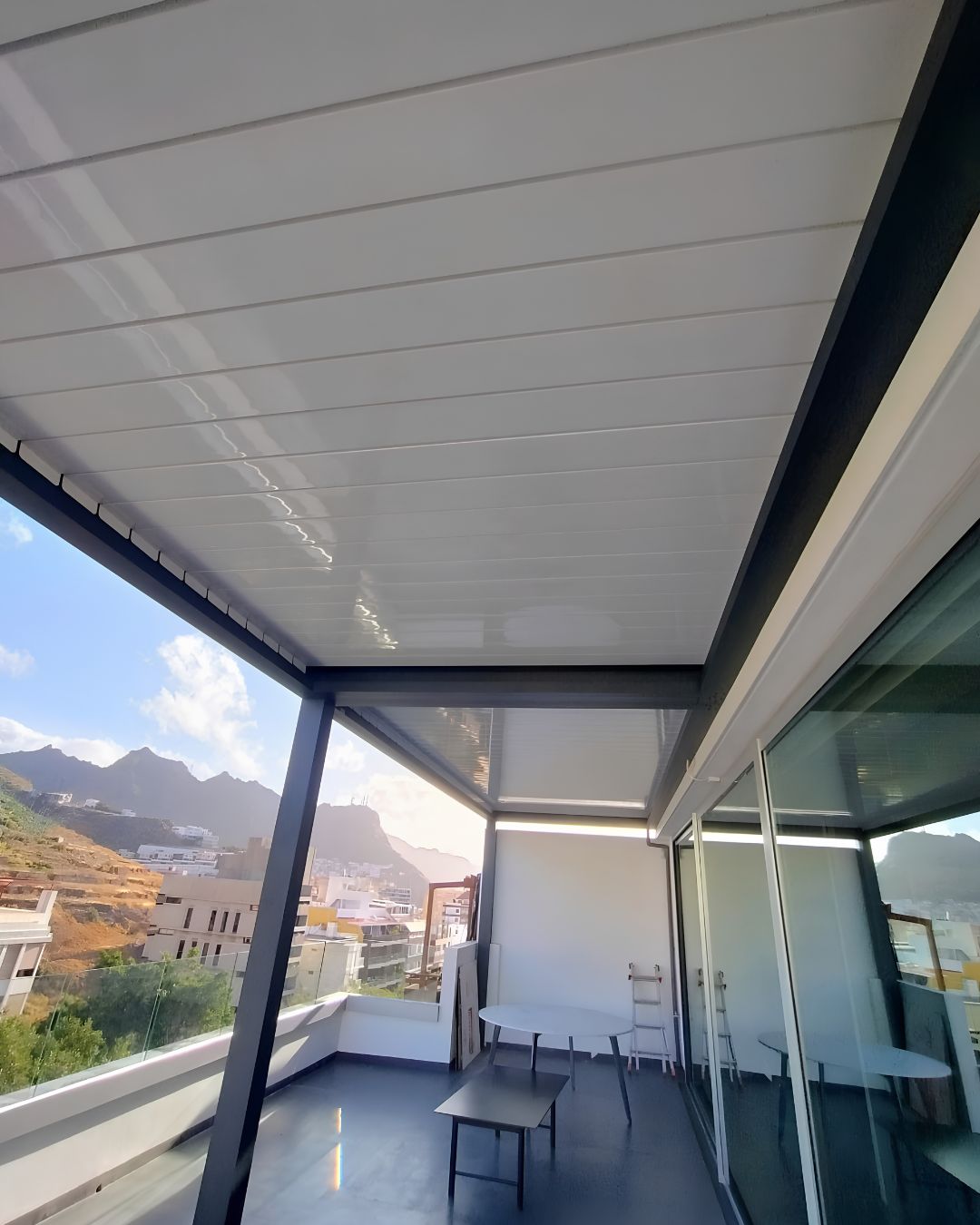 Pérgola Bioclimática P-150 Bicolor en Santa Cruz de Tenerife Pérgola Bioclimática P-150 Bicolor en Santa Cruz de Tenerife